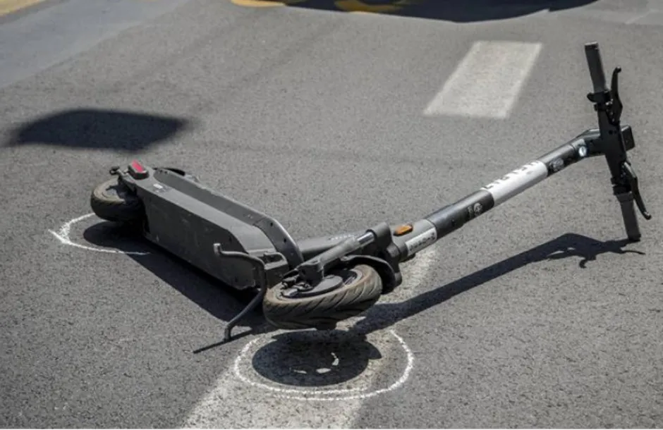 Rapinato del monopattino e colpito in faccia con una bottiglia: 38enne arrestato