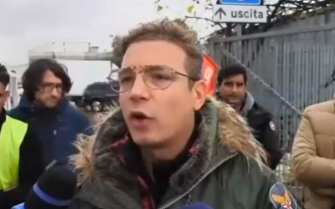 Sindacalisti e scioperanti presi a bottigliate davanti al ristorante cinese: sei feriti