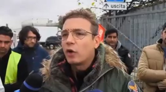 Sindacalisti e scioperanti presi a bottigliate davanti al ristorante cinese: sei feriti