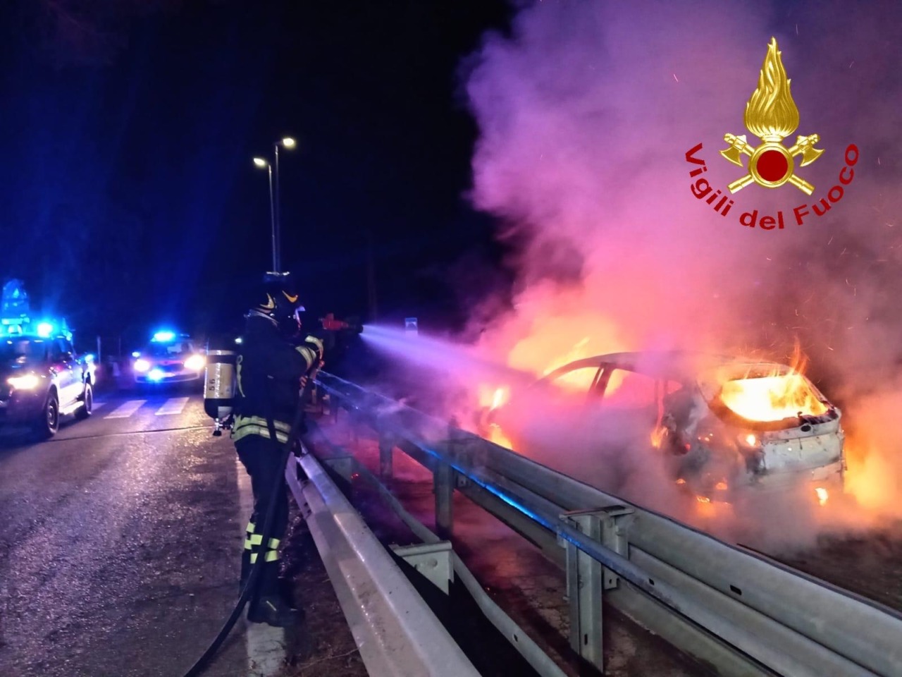 Incidente sulla SP 158 a Grosseto: auto si schianta contro un cantiere e prende fuoco