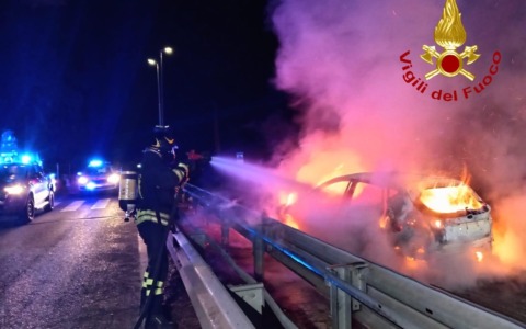 Incidente sulla SP 158 a Grosseto: auto si schianta contro un cantiere e prende fuoco