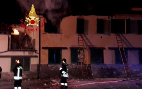 L’esplosione della casa a Barberino: il pensionato avrebbe pensato al gesto in vista dello sfratto imminente. Trovate bombole e benzina