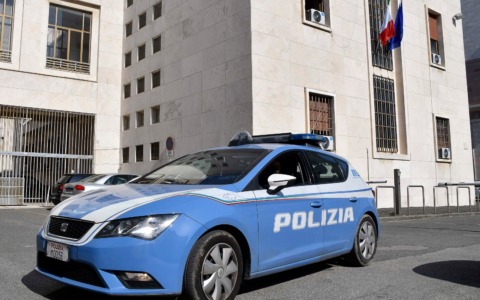 Pistoia, vetrina sfondata con il martello. Poi il furto di preziosi