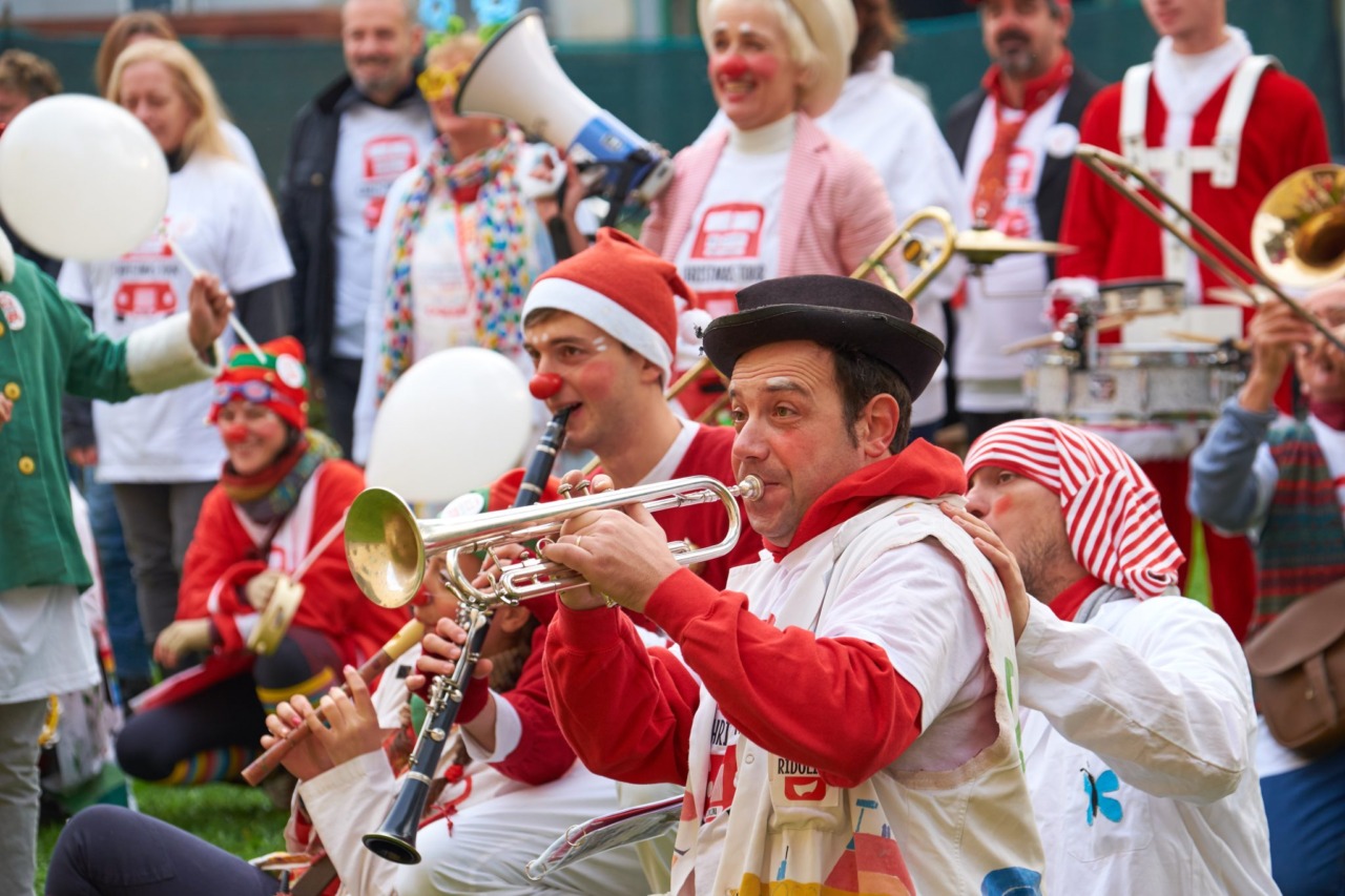 Il Natale in corsia porta gioia e sorrisi grazie ai clown dottori di Ridolina al San Luca e alla Rsa San Cataldo