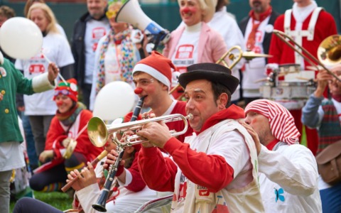 Il Natale in corsia porta gioia e sorrisi grazie ai clown dottori di Ridolina al San Luca e alla Rsa San Cataldo