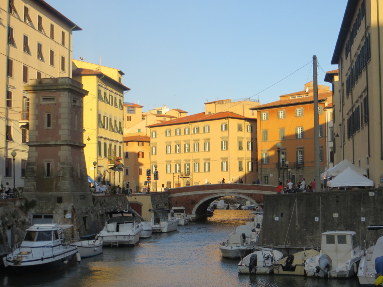 Scritta contro Israele, deturpato a Livorno ponte di marmo del ‘600