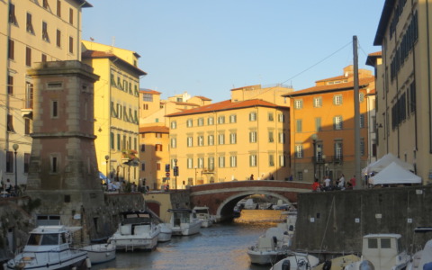 Scritta contro Israele, deturpato a Livorno ponte di marmo del ‘600