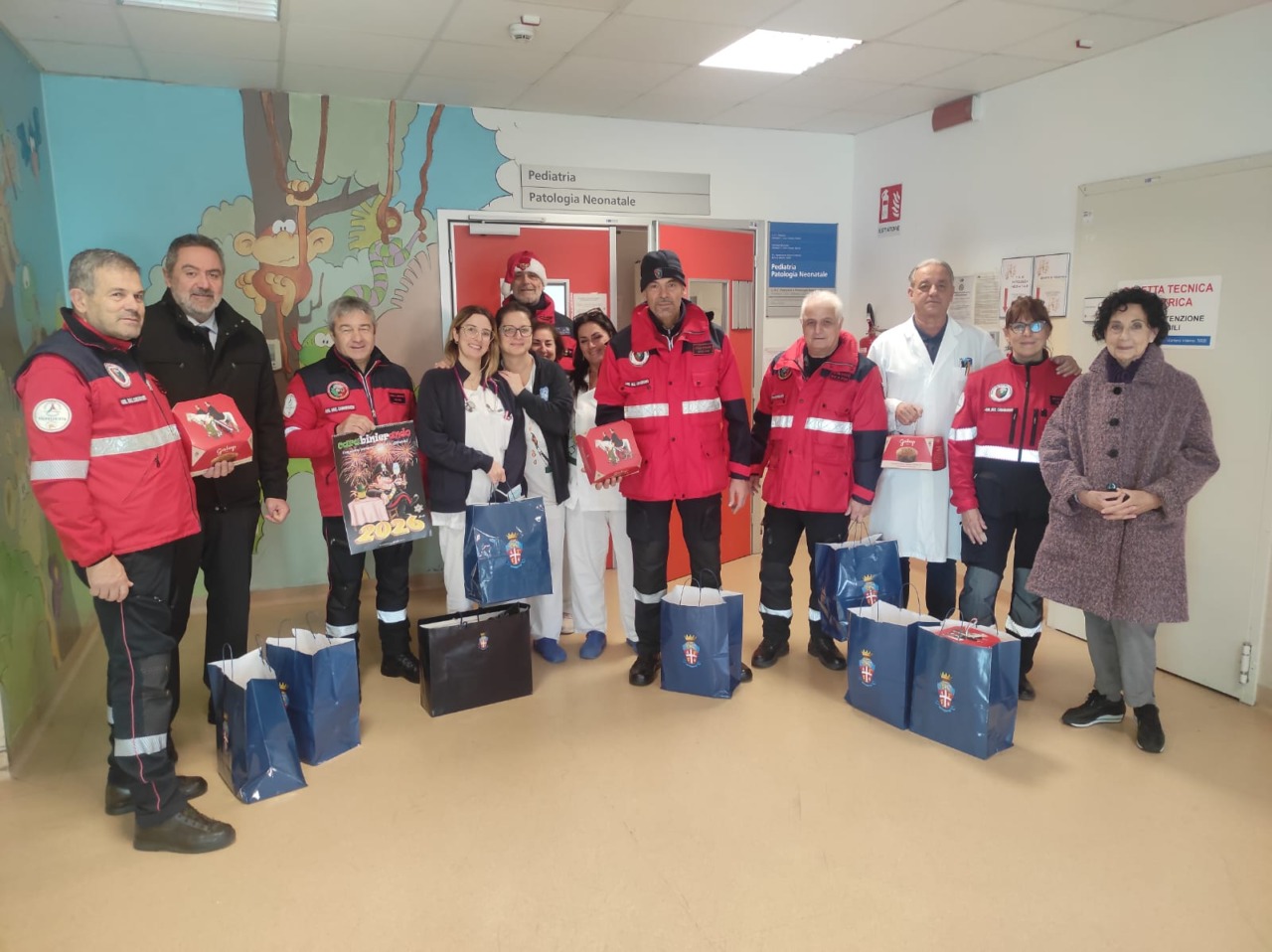 L’associazione nazionale Carabinieri dona ai bambini della pediatria di Livorno per il Natale 2025