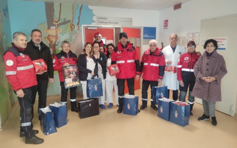 L’associazione nazionale Carabinieri dona ai bambini della pediatria di Livorno per il Natale 2025