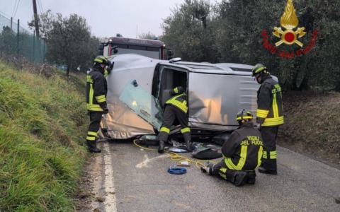 Resta intrappolato nel fuoristrada che sfugge al controllo e si ribalta su un fianco