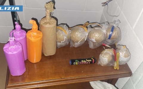 Scovato un arsenale di bombe carta a Bagno a Ripoli: un arresto