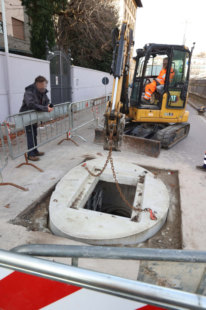 Tombino di via Lungo il Mugnone è ancora rotto: traffico in tilt alle Cure