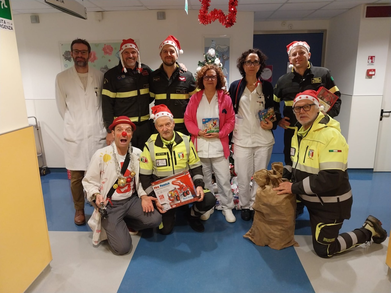 Doni e sorrisi ai bambini della Pediatria del San Jacopo