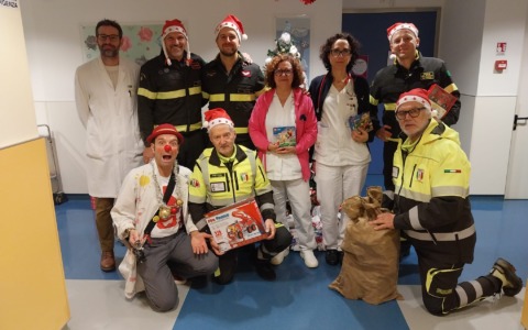 Doni e sorrisi ai bambini della Pediatria del San Jacopo