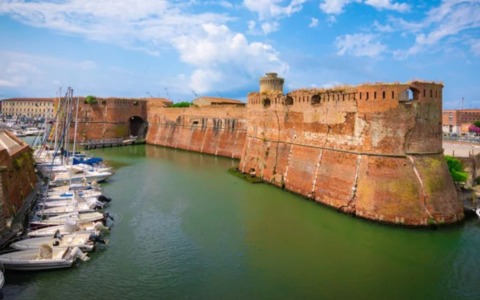 Chiusura anticipata dei minimarket nella “zona rossa” a Livorno