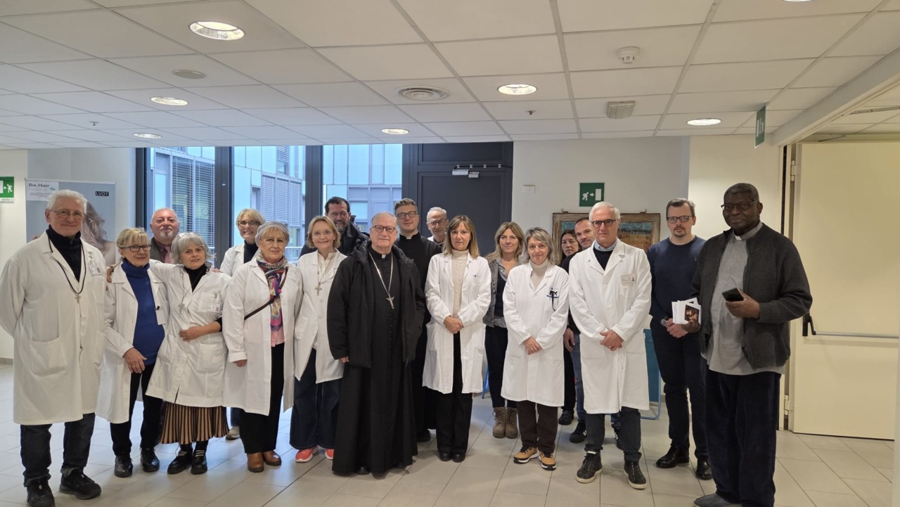 Pistoia: il Vescovo Tardelli in visita ai pazienti dell’ospedale San Jacopo per il Natale