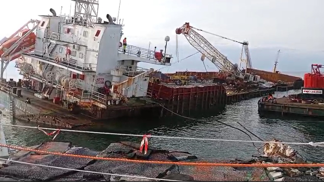 La nave Guang Rong ha lasciato il pontile di Marina di Massa