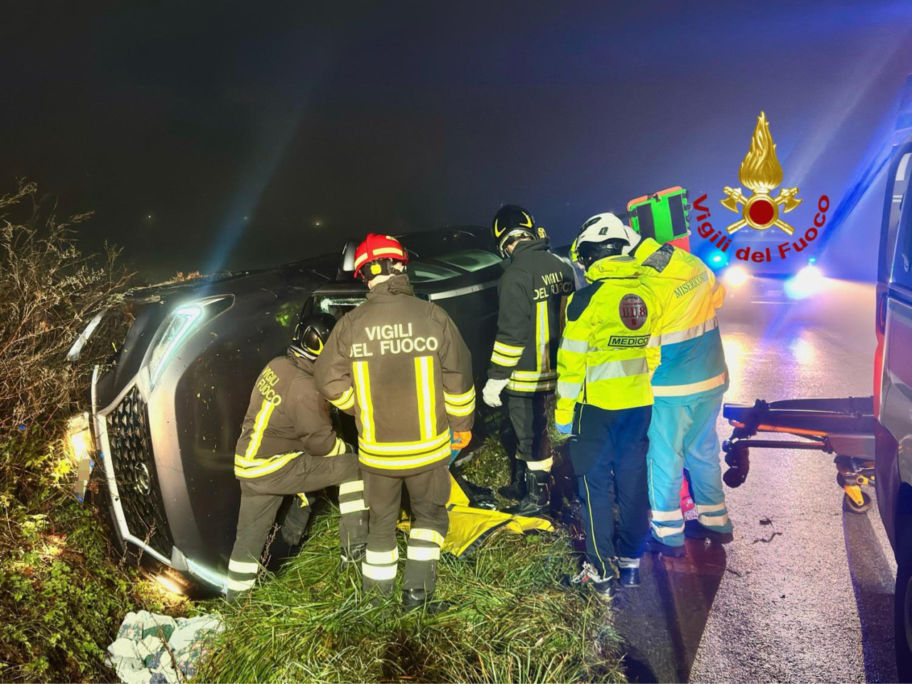 Incidente all’alba, uomo estratto dall’auto ribaltata