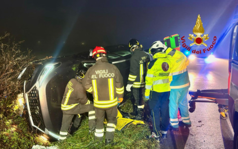 Incidente all’alba, uomo estratto dall’auto ribaltata