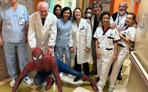 Spiderman visita la pediatria di Grosseto: sorrisi e momenti speciali per i piccoli pazienti