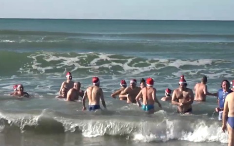 Il tuffo di Capodanno di Torre del Lago diventa il tuffo di Santo Stefano