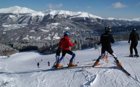 Scontro violento fra sciatori all’Abetone: 57enne in ospedale