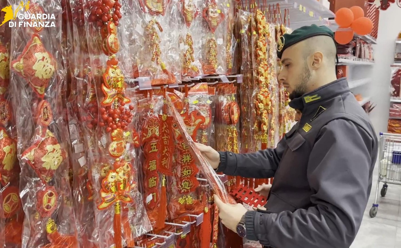 Oltre 47mila articoli contraffatti: ennesimo sequestro della Finanza nel Macrolotto zero