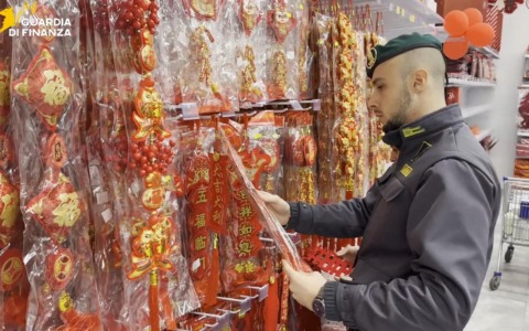 Oltre 47mila articoli contraffatti: ennesimo sequestro della Finanza nel Macrolotto zero