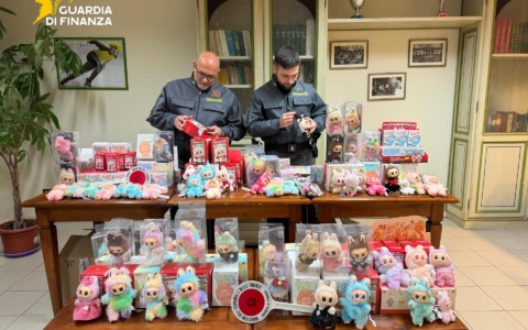 Anche a Lucca arrivano i “labubu” falsi: sequestrati 235 pupazzi contraffatti
