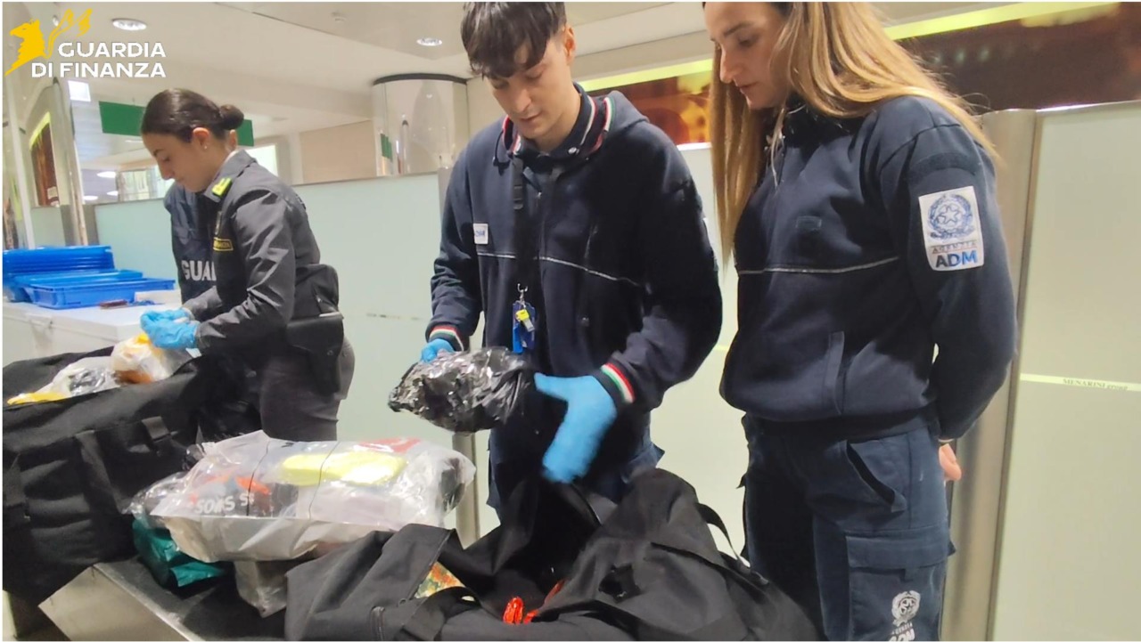 Aeroporto di Firenze, sequestri di droga, contanti e merce illegale: controlli record nel 2025