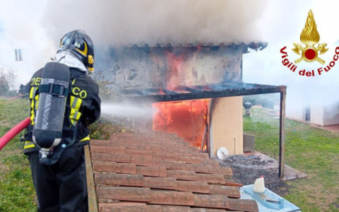 Incendio nella notte nel lucchese, distrutta una villetta. Ingenti i danni