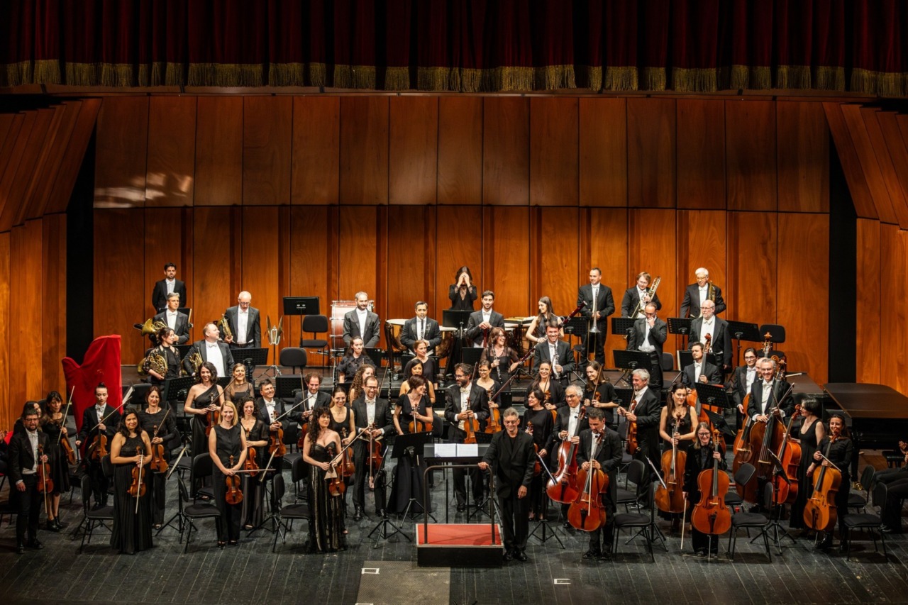 Hugo Ticciati alla direzione della Camerata Strumentale: un programma che celebra Brahms e l’innovazione di Nico Muhly