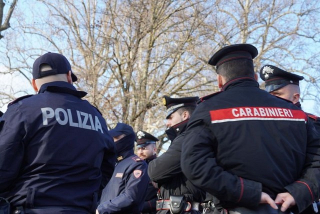 Firenze, maxi blitz contro le baby gang: un minore arrestato e 13 denunciati