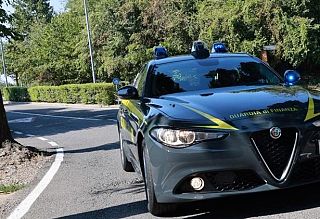 Arezzo, affitti di ville di lusso sul web senza pagare le tasse: maxi-sequestro