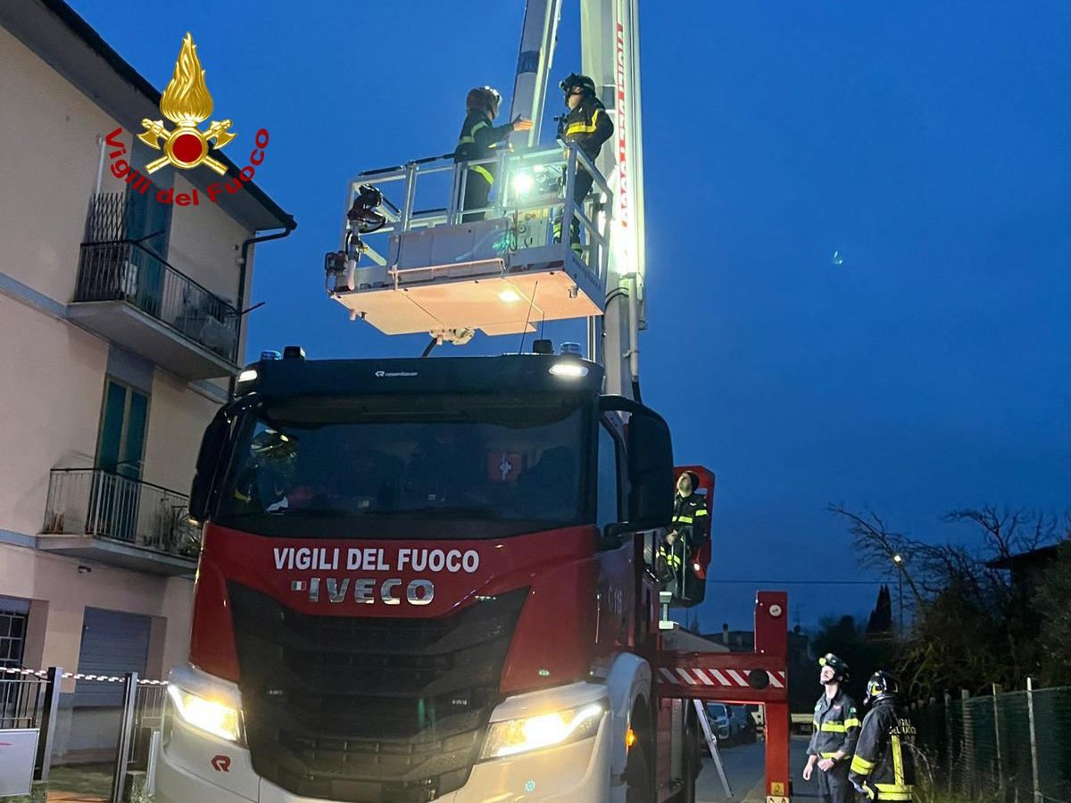 Castelfiorentino, crollo parziale di una porzione del tetto di una palazzina