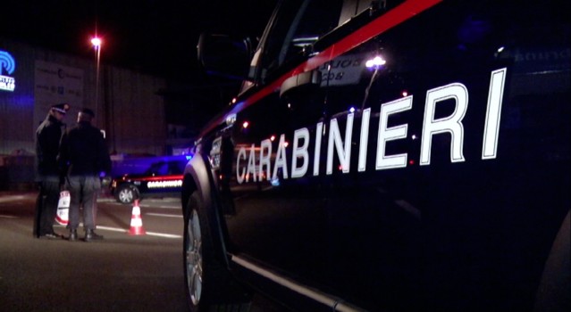 Fanno razzia in cantiere con un carrello della spesa, arrestati sui viali