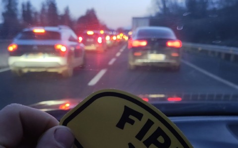 Fi-Pi-Li Trophy, adesivi gratuiti per gli automobilisti: l’idea che sta spopolando in rete