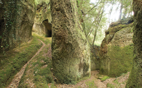 Scoperta straordinaria a Sorano: riaffiora una struttura termale dell’età Neolitica