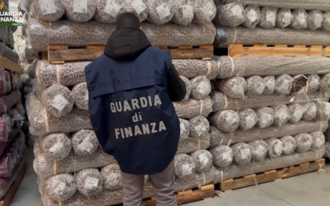 Contrabbando di tessuti dalla Cina: sequestrata merce per 10 milioni di euro