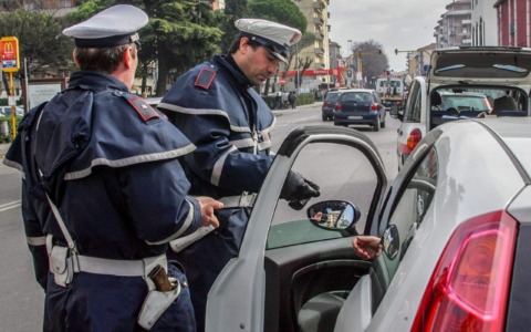 Auto rubata ad associazione di volontariato, all’interno il bottino di diversi furti