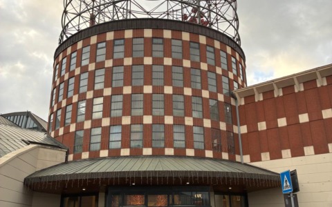 Saldi, fila all’apertura de I Gigli. Caccia all’abbigliamento alla moda