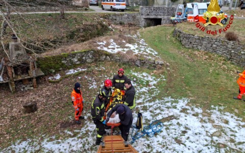 Anziano soccorso in casa con una scala