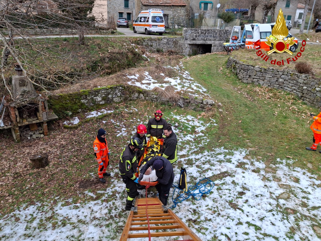 Anziano soccorso in casa con una scala