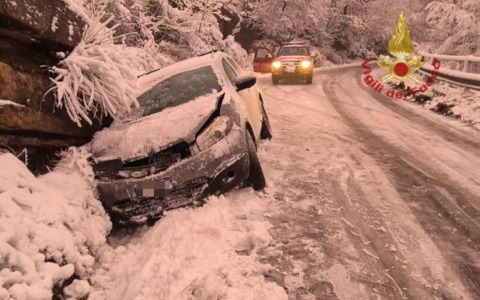 Soccorso alle auto finite fuori strada a causa della neve nell’aretino