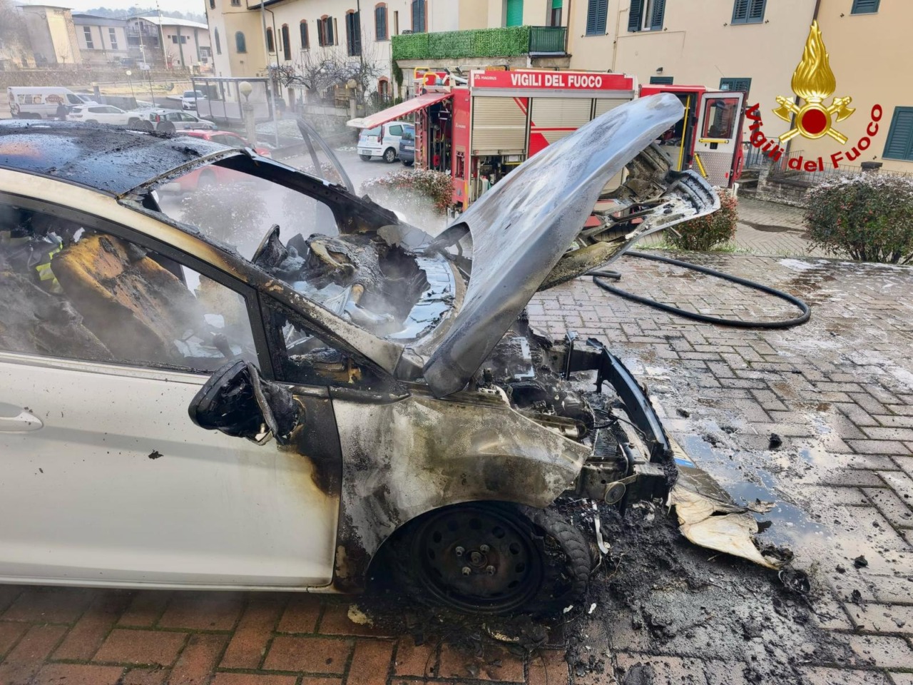 Auto in fiamme, salvo il conducente