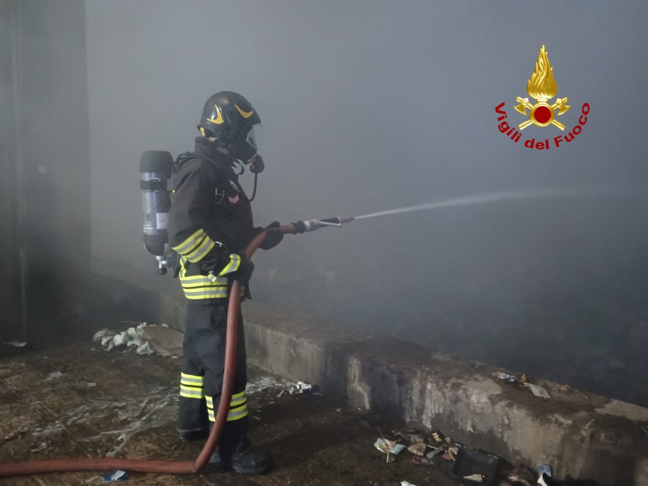 Grosseto, fiamme nello stabilmento di smaltimento rifiuti: paura ma nessun ferito