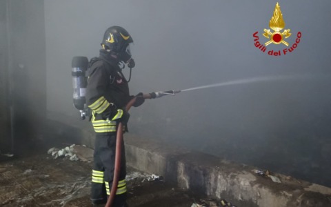 Grosseto, fiamme nello stabilmento di smaltimento rifiuti: paura ma nessun ferito