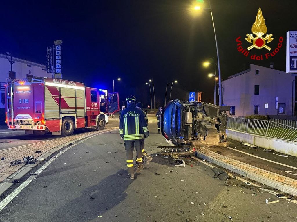 Capannori (Lucca), auto si schianta contro un palo delle luce. Ferito (lieve) il conducente