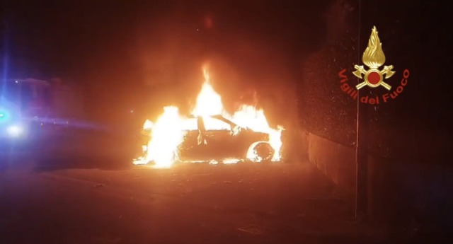 L'auto in fiamme all'arrivo dei Vigili del Fuoco