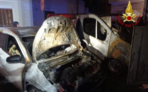 Notte di fuoco in provincia di Lucca